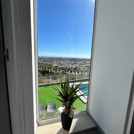 Ocean View By Charmes C 알부페이라